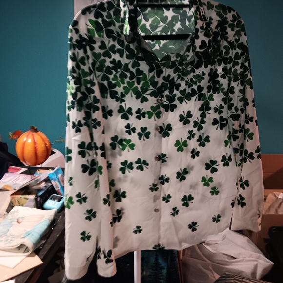 Green Shamrocks and White Women's Top Worn Once - Picture 4 of 4